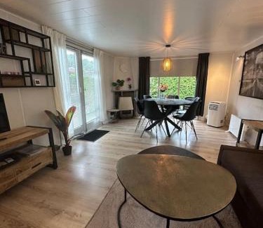 Baarle-Nassau Chalet De Esquí | Ruim, mooi en modern huisje met een heerlijke tuin