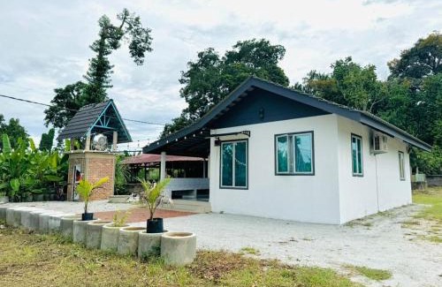Kampung Pasir Tebakang Casa | Rumah Hayden - River View, 2BR, Wifi, Netflix