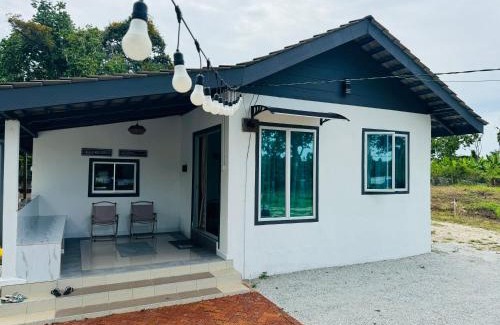 Kampung Pasir Tebakang Casa | Rumah Hayden - River View, 2BR, Wifi, Netflix