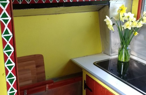 Cilgerran Casa | Camión de caballos convertido Rumenco, autocontenido para 2 personas, glamping fuera de la red.