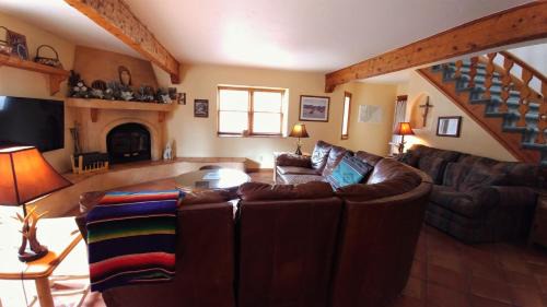 Red River Casa | Running Bear River Lodge - Pet Friendly - On The River - Grill - WiFi - Cable - Washer - Dryer - Fireplace