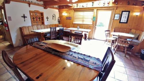Red River Casa | Running Bear River Lodge - Pet Friendly - On The River - Grill - WiFi - Cable - Washer - Dryer - Fireplace