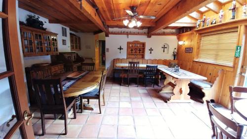 Red River Casa | Running Bear River Lodge - Pet Friendly - On The River - Grill - WiFi - Cable - Washer - Dryer - Fireplace