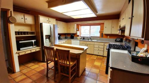 Red River Casa | Running Bear River Lodge - Pet Friendly - On The River - Grill - WiFi - Cable - Washer - Dryer - Fireplace
