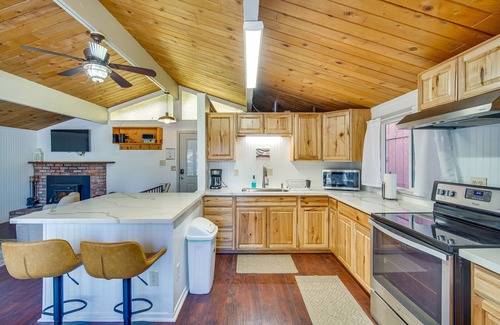 Arrowbear Lake Cabina | Running Springs Rental: 1 Mi to Arrowbear Lake!