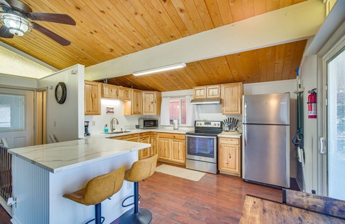Arrowbear Lake Cabina | Running Springs Rental: 1 Mi to Arrowbear Lake!