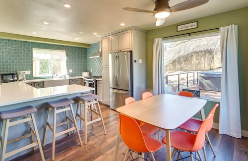 Arrowbear Lake Cabina | Running Springs Cabin w/ Spacious Deck + Hot Tub!