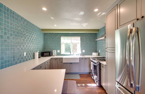 Arrowbear Lake Cabina | Running Springs Cabin w/ Spacious Deck + Hot Tub!