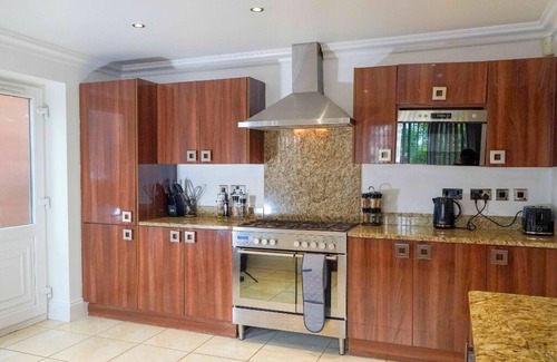 Marston Green Casa | Runway House with Balcony, 3 Bathroom near HS2 JLR NEC