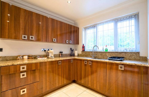 Marston Green Casa | Runway House with Balcony, 3 Bathroom near HS2 JLR NEC