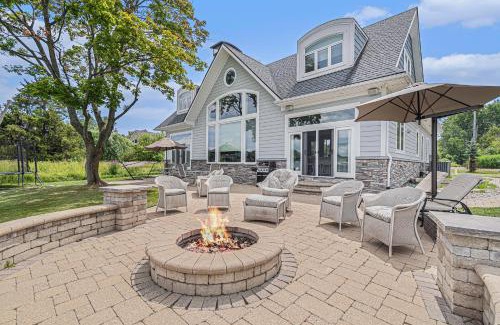 Fenton Casa | Runyan Lake House/4 Private Suites - Sleeps 13