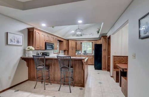 Powell Cabina | Rural 6 bedroom cabin - With a Hot Tub!