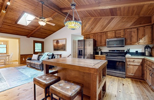 Blairsville Cabina | Rural cabin in wooded lot with firepit, fireplace, grill, wraparound deck, W/D