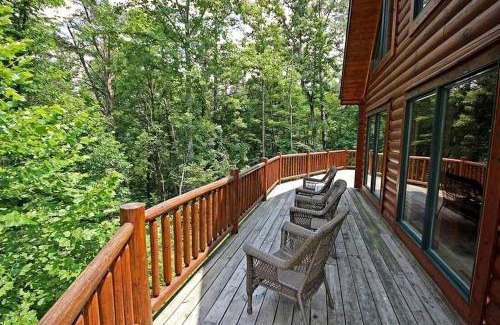 Rockbridge Casa | Rural Cabin with Spa Nestled into the Woods in Ohio
