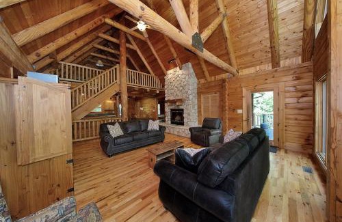 Rockbridge Casa | Rural Cabin with Spa Nestled into the Woods in Ohio