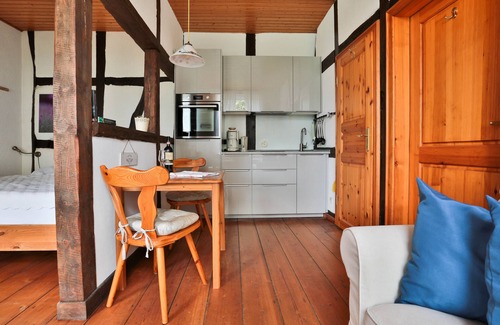 Bosdorf Apartamento | Encanto rural, vida moderna bajo techo de paja en la antigua granja.
