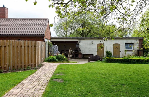 Bosdorf Apartamento | Encanto rural, vida moderna bajo techo de paja en la antigua granja.