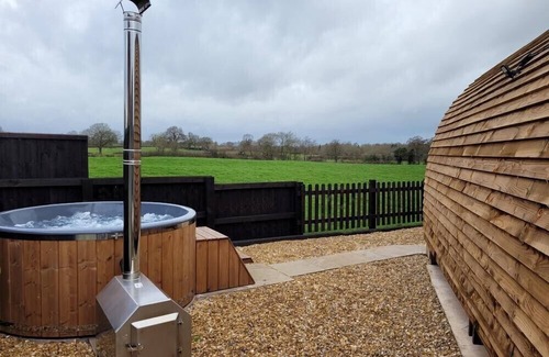 Whitchurch Cabina | Estándar-Hot Tub-Cabaña-Baño con ducha
