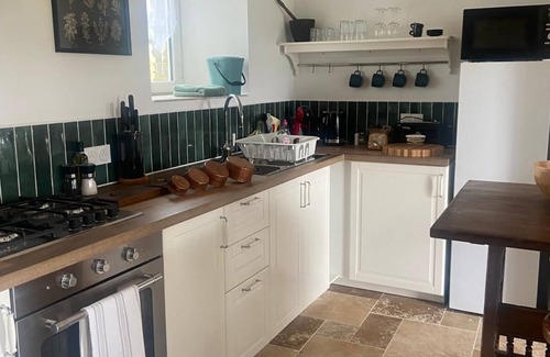 Plouguenast Cabaña | Rural country cottage with hot tub in the tranquil Breton countryside