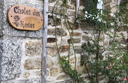 Plouguenast Cabaña | Rural country cottage with hot tub in the tranquil Breton countryside