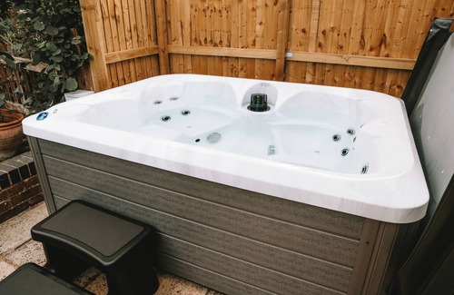 Bromham Casa | Rural Detached cottage with Hot Tub