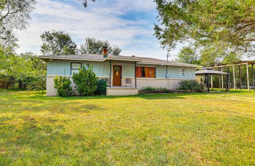 Royal Casa | Rural Escape Near Lake Ouachita with Gas Grill!