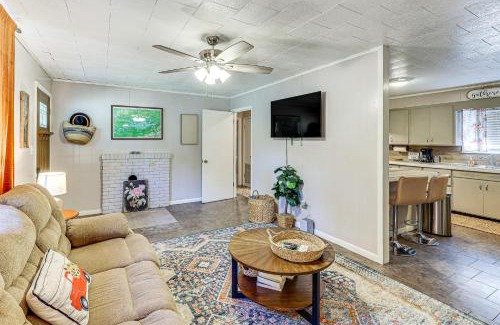 Royal Casa | Rural Escape Near Lake Ouachita with Gas Grill!