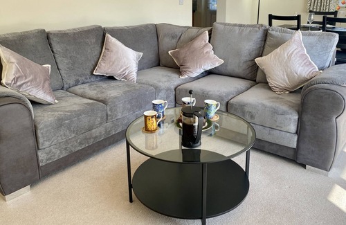 Abbess Roding Cabaña | Rural Farm Cottage, fishing & dog walks in Kent countryside.