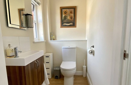 Abbess Roding Cabaña | Rural Farm Cottage, fishing & dog walks in Kent countryside.