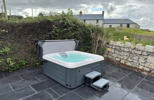 Llangefni Casa | Rural Hideaway with Hot Tub, Orchard & Games Room