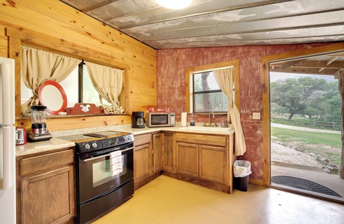 Tarpley Cabina | Rural & Horse-Friendly Cabin ~ 24 Mi to Bandera!