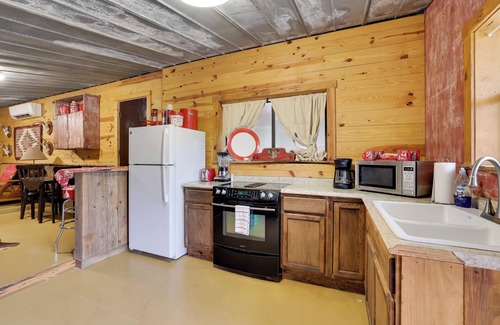 Tarpley Cabina | Rural & Horse-Friendly Cabin ~ 24 Mi to Bandera!