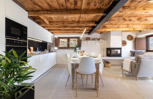Mollo Casa | Casa Rural 'El Roure' con vistas a la montaña, piscina privada y Wi-Fi