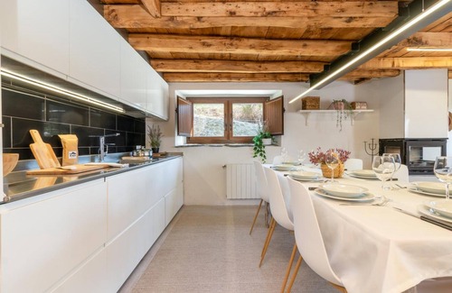 Mollo Casa | Casa Rural 'El Roure' con vistas a la montaña, piscina privada y Wi-Fi
