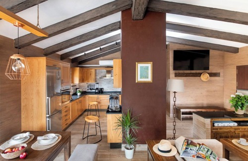 Llerena Cabaña | Casa rural rodeada de montañas con piscina, skatepark y zona infantil en Llerena