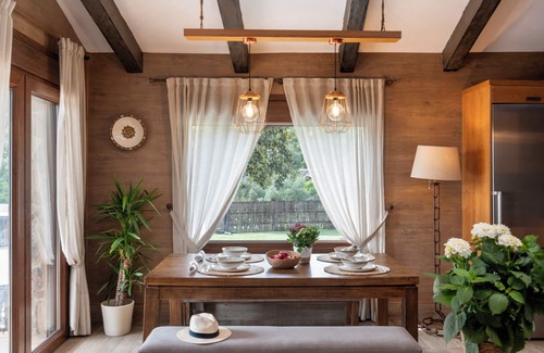 Llerena Cabaña | Casa rural rodeada de montañas con piscina, skatepark y zona infantil en Llerena