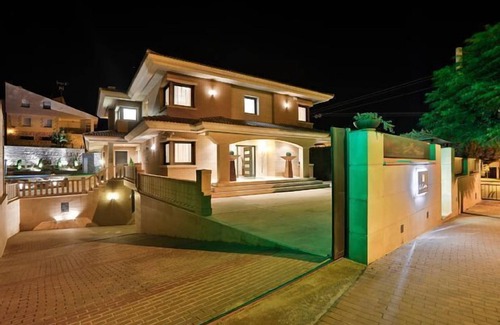 Vinaixa Villa | Casa rural con Piscina, Spa y Sauna. Alojamiento con encanto, para desconectar
