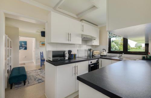 Fifield Casa | Rural Lodge stay In Windsor! Hot Tub! Sleeps 20