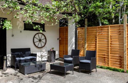 Fifield Casa | Rural Lodge stay In Windsor! Hot Tub! Sleeps 20