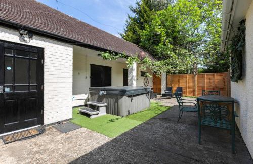 Fifield Casa | Rural Lodge stay In Windsor! Hot Tub! Sleeps 20