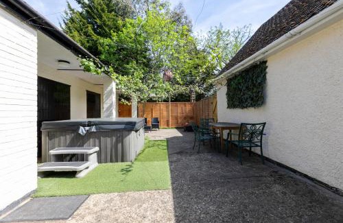 Fifield Casa | Rural Lodge stay In Windsor! Hot Tub! Sleeps 20