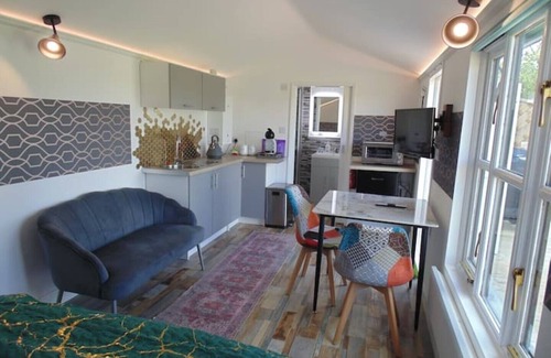 Bury St Edmunds Cabina | Rural Solitary Cabin with deck. In wildflower Meadow. Overlooking nature reserve