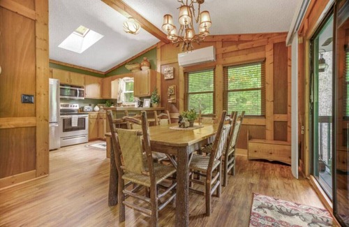 Sylva Cabina | Rushing Creek Retreat | Serene Cabin w Great Views
