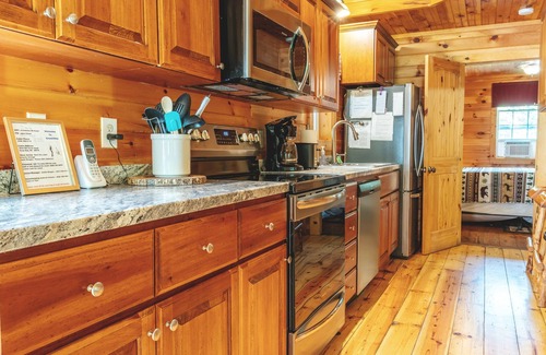 Deep Gap Cabina | Riachuelo lleno de truchas: 10 acres, WiFi y jacuzzi.