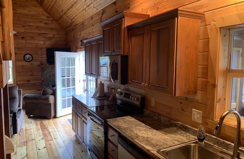 Deep Gap Cabina | Riachuelo lleno de truchas: 10 acres, WiFi y jacuzzi.