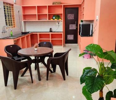 Tirupati Apartamento | RUSHITHA HOMESTAY - NEAR To ALIPIRI- FREE WIFI - FAMILY STAY ONLY - ANDROID TV - DOOR SERVICE