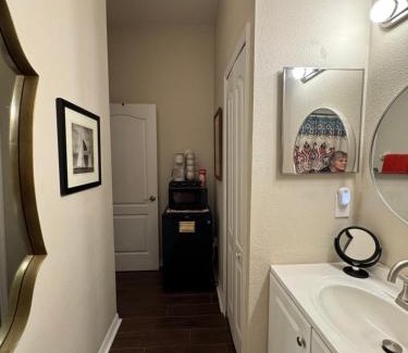 Ruskin Casa | Ruskin FL 2 bdrm 1 bath suite Host & Cat share common areas