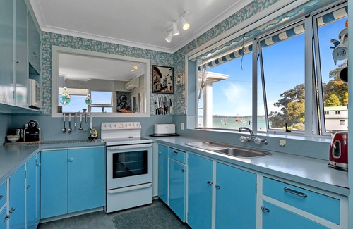 Russell Casa | RUSSELL BEACHFRONT HOME - CLOSE TO TOWN AND THE WATER. in Russell