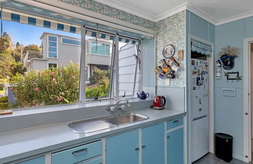 Russell Casa | RUSSELL BEACHFRONT HOME - CLOSE TO TOWN AND THE WATER. in Russell