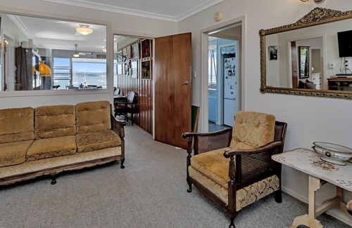 Russell Casa | RUSSELL BEACHFRONT HOME - CLOSE TO TOWN AND THE WATER. in Russell